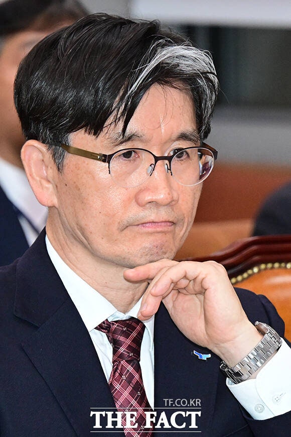 지난해 11월 12일 오동운 전 고위공직자범죄수사처장이 서울 여의도 국회에서 열린 법제사법위원회 전체회의에서 질의를 듣고 있다./남윤호 기자