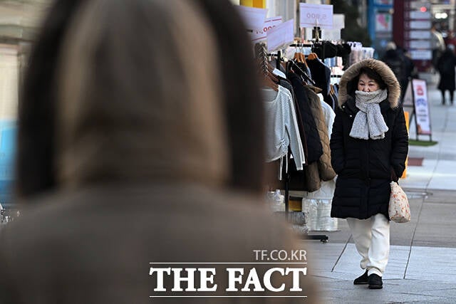 22일 기상청에 따르면 오는 24~25일 전국이 대체로 맑은 가운데 내륙지역을 중심으로는 최저기온이 영하 10도에 못 미치는 강추위가 이어지겠다./서예원 기자