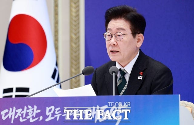 정부가 자사주 소각 의무화를 담은 3차 상법 개정안 논의에 속도를 내면서 31년 동안 자사주 소각을 하지 않은 신영증권에 대한 관심이 높아지고 있다.이재명 대통령이 21일 청와대 영빈관에서 열린 2026년 신년 기