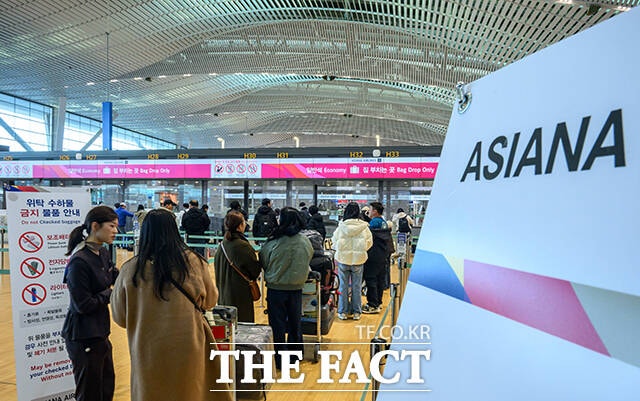 한국공항공사가 발표한 자료에 따르면 지난해 해외 출국을 위해 인천공항을 이용한 승객은 7798만명으로 집계됐다./ 남윤호 기자