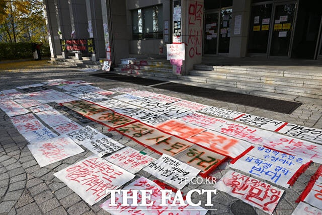23일 <더팩트> 취재를 종합하면 성신여자대학교가 지난해 국제학부 외국인 남학생 입학에 반대하며 래커칠 시위를 벌인 학생 13명을 경찰에 무더기로 고소했던 것으로 나타났다. 성신여대는 시위를 주도한 것으로