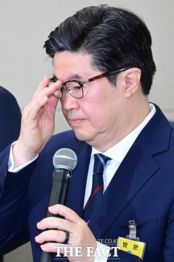 김병주 MBK파트너스 회장은 지난 20일 이찬진 금융감독원장 주재로 열린 사모펀드(PEF) 운용사 CEO 간담회에 초대받지 못 했다./남윤호 기자