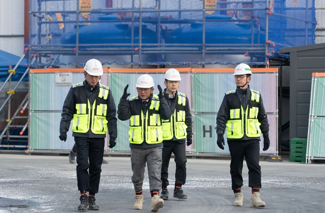 On the 27th, HDC Hyundai Development Company held its first 'Safety and Quality Management Declaration Ceremony' of the year at the Sewolwon I'Park site. From the left: CSO Yang Seung-chul, CEO Jeong Gyeong-gu. /HDC Hyundai Development