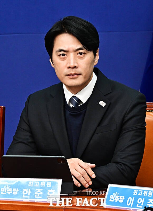 더불어민주당에서 작성된 '민주당·조국혁신당 합당 시나리오' 문건이 유출돼 파장이 이는 가운데, 한준호 민주당 의원은 6일 "이 사안을 책임 있게 논의하기 위해 긴급 의원총회 소집을 공식적으로 요구한다"고 했다. /국