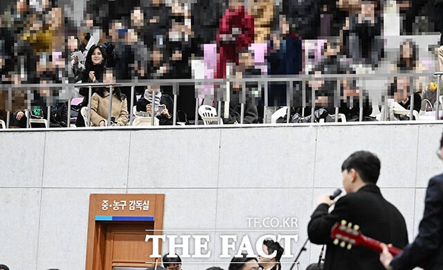 이부진 호텔신라 사장이 9일 오전 서울 강남구 휘문고등학교에서 열린 아들 임동현 군의 졸업식에 참석해 아들의 공연을 바라보고 있다. /박헌우 기자