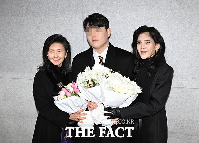 이부진 호텔신라 사장(오른쪽 첫 번째)과 이모할머니인 홍라영 전 리움미술관 총괄부관장(왼쪽 첫 번째)이 9일 오전 서울 강남구 휘문고등학교에서 열린 아들 임동현 군의 졸업식에 참석해 기념사진을 촬영하고 있다. /박헌