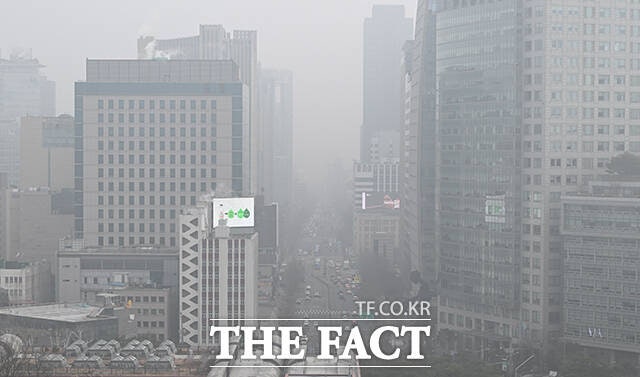 서울시는 16일 오전 5시 기준 서울지역 미세먼지 비상저감조치 1단계를 발령했다. /서예원 기자