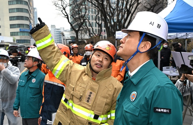 오세훈 서울시장이 16일 중구 소공동 소재 복합건축물 화재 현장을 찾아 피해 상황을 살피고 있다. /서울시
