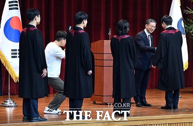 정성호 법무부 장관이 1일 오전 경기 과천 정부과천청사 법무부에서 열린 신임검사 임관식에 참석해 신임 검사들에게 임명장을 수여하고 있다./과천=임영무 기자