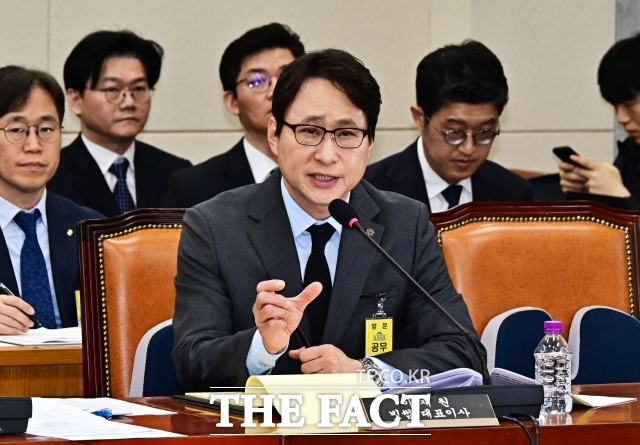 이재원 빗썸 대표가 11일 오전 서울 여의도 국회에서 열린 정무위원회 전체회의에 출석해 최근 발생한 '유령코인' 사고에 대한 질의에 답변을 하고 있다./국회=배정한 기자