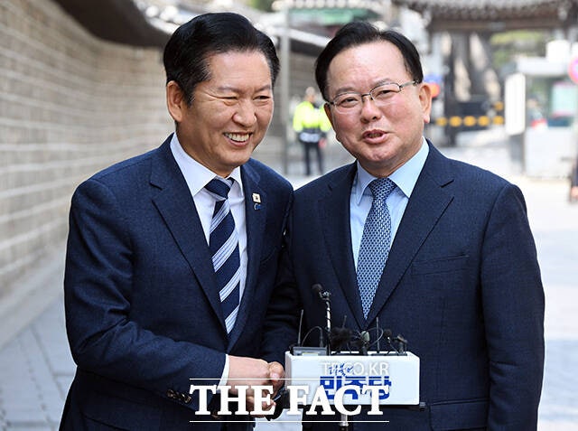 6·3 지방선거를 준비하는 더불어민주당에 호재가 이어지고 있다. 이재명 대통령 국정 지지율과 당 지지율이 동시에 고공행진 하면서 지선 승리 기대감을 키우고 있다. 험지에는 중량급 