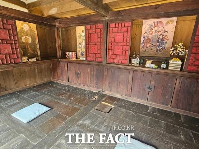 금성당 내부에는 금성대군 등 무신도가 비치돼 있다./김명주 기자