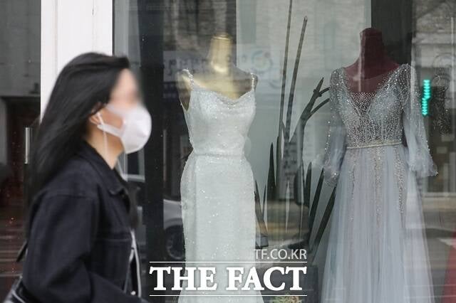 부모 경제력이 자녀 주거 독립과 결혼 모두에 영향을 미친다는 분석이 나왔다. 청년층이 결혼을 하지 않는 이유로는 결혼 자금 부족을 1위로 지목했다. /뉴시스