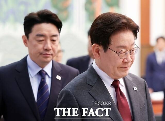 이재명 정부는 지난 9일 '다주택자 양도세 중과 유예 종료 보완방안'을 발표했다. 사진은 이재명 대통령이 지난 1일 청와대에서 열린 비상경제점검회의에 입장하고 있다. /청와대통신사