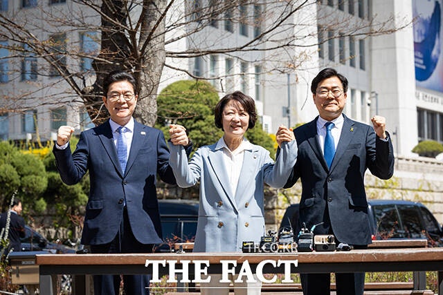 더불어민주당 정원오 서울시장 후보, 추미애 경기도지사 후보, 박찬대 인천시장 후보(왼쪽부터)가 12일 서울 여의도 국회 소통관 앞에서 열린 수도권 광역단체장 후보 '원팀 간담회'에