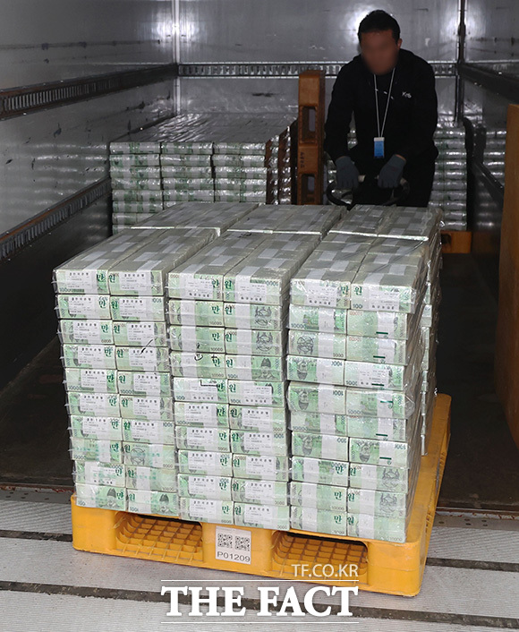 한국의 일반정부 부채(D2) 비율이 올해 54.4%에서 내년 56.6%로 증가할 것으로 예상된다./더팩트 DB