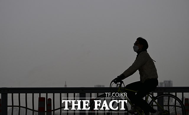 서울 서초구 잠수교에서 바라본 서울 하늘이 뿌옇게 보이고 있다./박헌우 기자