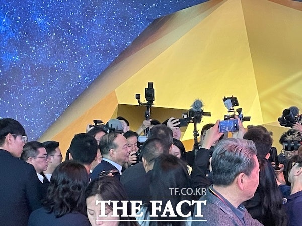 24일 개막한 '2026 베이징 국제 모터쇼'에서 현대차 부스를 방문한 쩡위친 CATL 회장이 취재진에게 둘러싸여 있다./문은혜 기자