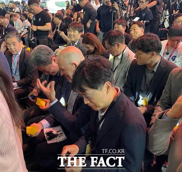 '아이오닉 V' 공개 행사장을 찾은 현대차그룹 주요 경영진들.아래 왼쪽부터 장재훈 현대차그룹 부회장,서강현 현대제철 사장,만프레드 하러 R&D본부장(사장),박민우 현대차·기아 AVP본부장(사장)./문은혜 기