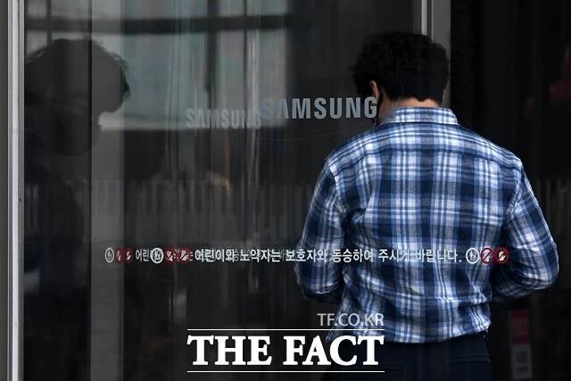 삼성전자의 올해 1분기 영업이익 57조2328억원 중에서 스마트폰 사업을 담당하는 MX(네트워크 포함)사업부의 영업이익 비중은 2조8000억원 수준인 것으로 나타났다. /더팩트 DB