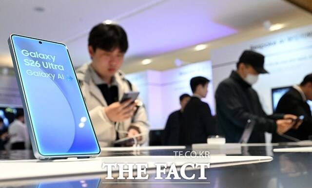 지난달 삼성전자 주주총회장을 찾은 주주들이 '갤럭시S26' 시리즈를 살펴보고 있다. /임영무 기자