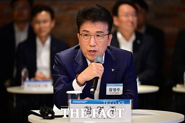 함영주 하나금융그룹 회장이 지난달 30일 오후 서울 강남구 팁스타운S6에서 열린 '벤처투차 활성화,모두의 창업 프로젝트 및 생산적 금융 대전환을 위한 업무협약'에 참석해 발언하고 있다./남윤호 기자