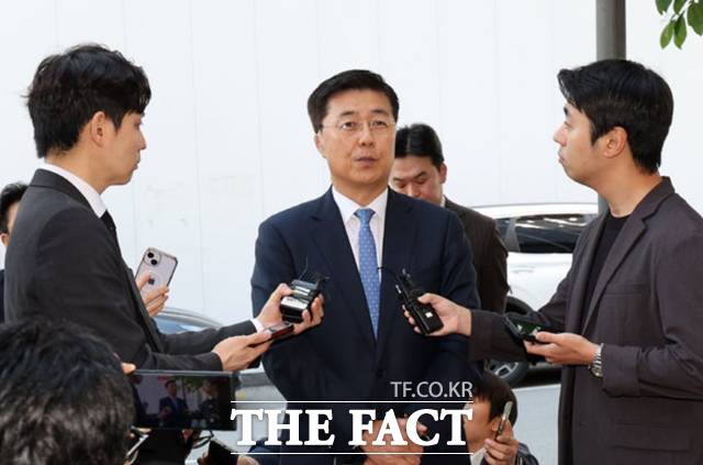 홍장원 전 국가정보원 제1차장이 22일 오전 경기 과천시 2차 종합특별검사팀(특별검사 권창영) 사무실에 피의자 신분으로 출석하기 전 취재진의 질문에 답하고 있다.2026.05.22./뉴시스