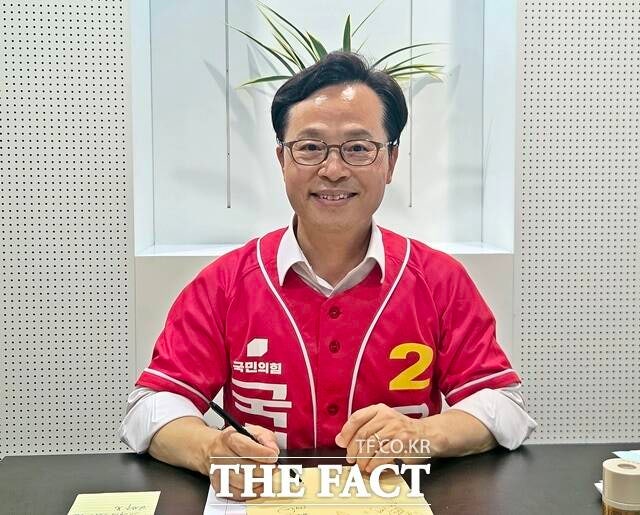 더팩트와 인터뷰를 하고 있는 윤용근 후보./김형중 기자