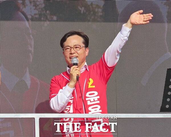 윤용근 후보가 최근 공주시 산성시장에서 열린 국민의힘 합동유세에서 연설을 하고 있다./김형중 기자