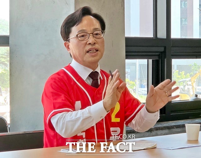 윤용근 국민의힘 공주·부여·청양 국회의원 보궐선거 후보가 26일 선거사무소에서 <더팩트>와 인터뷰를 하고 있다./김형중 기자