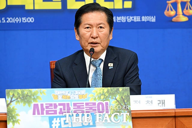 정청래 더불어민주당 총괄상임선거대책위원장이 6·3 지방선거 유세 도중 "부정부패로 감옥 갔다 온 이재명"이라며 말실수를 하는 해프닝이 벌어졌다. 이명박 전 대통령을 언급하려던 순간 이재명 대통령을 실수로 언급해 벌어