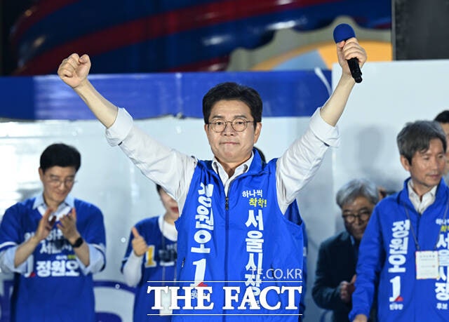 정원오 더불어민주당 서울시장 후보가 제9회 전국동시지방선거 본투표를 하루 앞둔 2일 서울 청계광장에서 열린 필승 총력 유세에서 유권자들에게 지지를 호소하고 있다./이새롬 기자