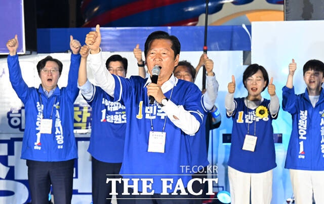 정청래 더불어민주당 대표가 제9회 전국동시지방선거 본투표를 하루 앞둔 2일 서울 청계광장에서 열린 정원오 더불어민주당 서울시장 후보의 필승 총력 유세에 참석해 지지를 호소하고 있다./이새롬 기자