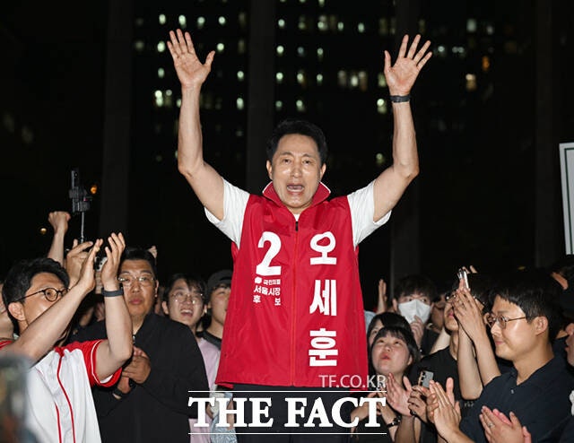 <b>오세훈</b>, 투표용지 부족 사태에 "개표 중단해야"