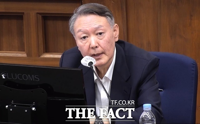 윤석열 전 대통령이 12·3 비상계엄 당시 군 병력을 국회와 중앙선거관리위원회에 투입하고 정치인 체포조를 운용하는 등 내란에 가담한 혐의로 기소된 군 수뇌부 재판에 증인으로 출석한다./서울중앙지법