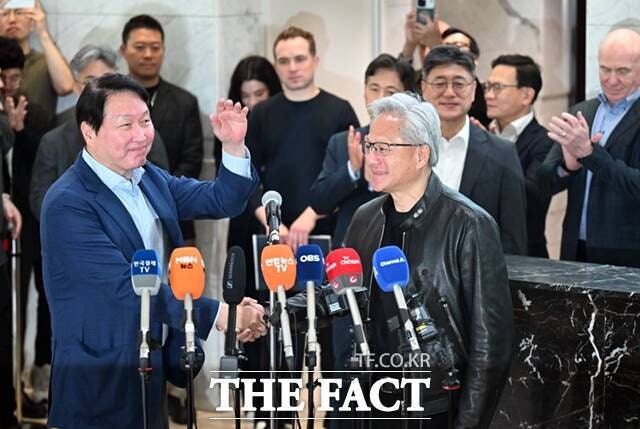 SK 찍고 LG 사옥으로…젠슨 황, 최태원·구광모와 'AI 동맹 강화' 선언