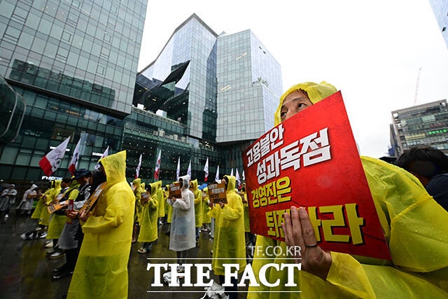 오는 10일 부분 파업을 예고한 카카오 노조는 이번 파업 결정에 있어 성과급 등 보상체계뿐만 아니라 주요 경영진의 무책임한 경영 내용 역시 큰 영향을 미쳤다고 주장하고 있다.사진은 지난달 20일 경기도 성남시 판교