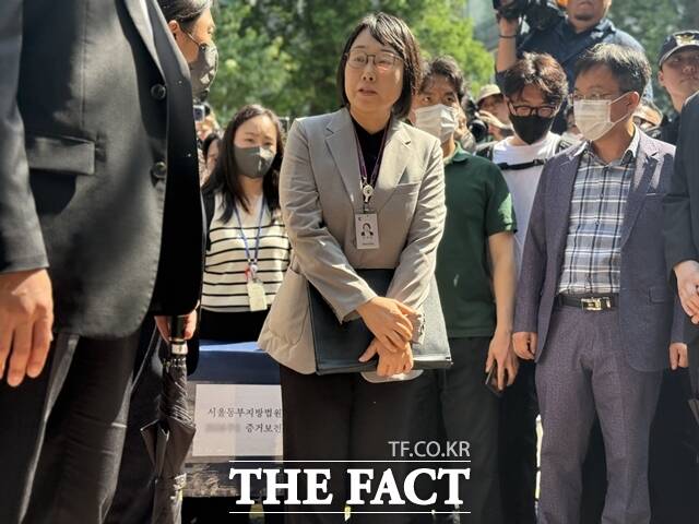 서울동부지법 민사51단독 김지연 부장판사는 10일 오후 3시부터 잠실7동 제2투표소가 설치됐던 서울 송파구 우성아파트 노인정을 찾아 증거보전 신청 인용에 따른 현장검증을 진행했다.하지만 현장에는 증거보전 결정을 내
