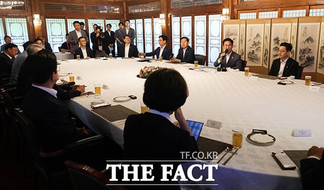 국토대전환 관련 광역단체장 당선자와 <b>간담회</b> 갖는 <b>김민석</b> 총리 [포토]