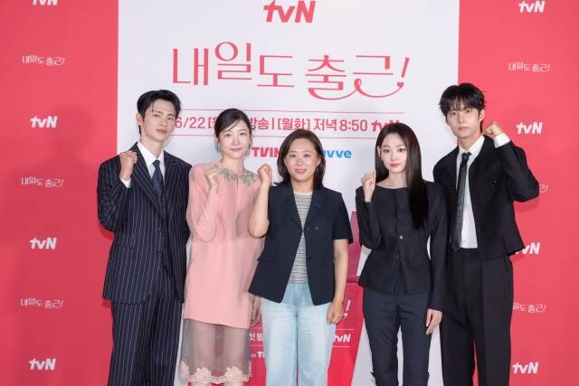 "뜨거운 여름엔 뜨거운 로맨스"…'<b>내일도 출근</b>!', '취사병' 열기 이을까...
