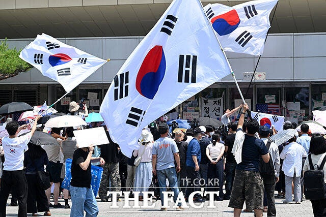 경찰, '개표소 진입 방해' 여성 등 시위대 수사 착수
