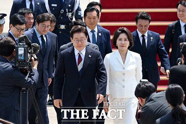 李 대통령, 서울공항 통해 귀국…첫 유럽 순방 종료