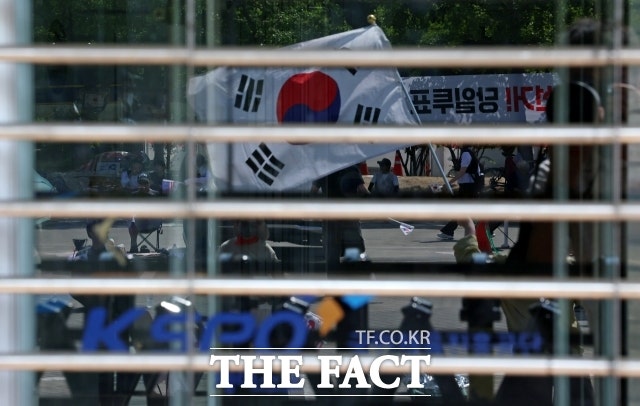 폭행에 흉기까지…개표소 봉쇄 시위 갈수록 격화