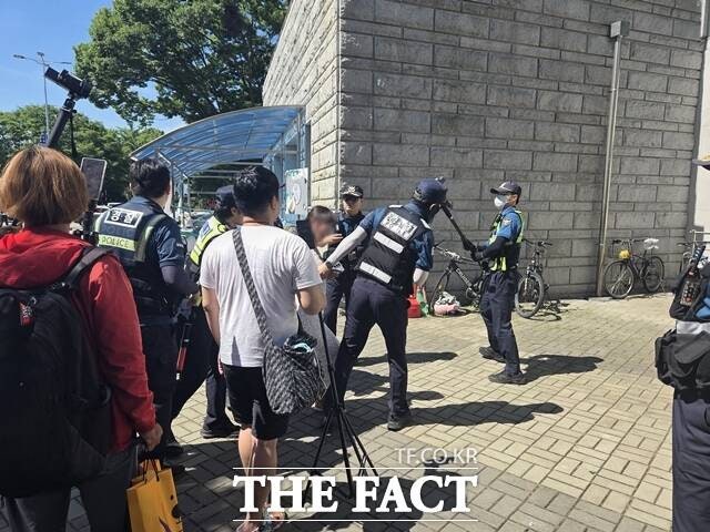 [단독] 개표소 봉쇄 시위 중 경찰관에 침 뱉은 여성 체포