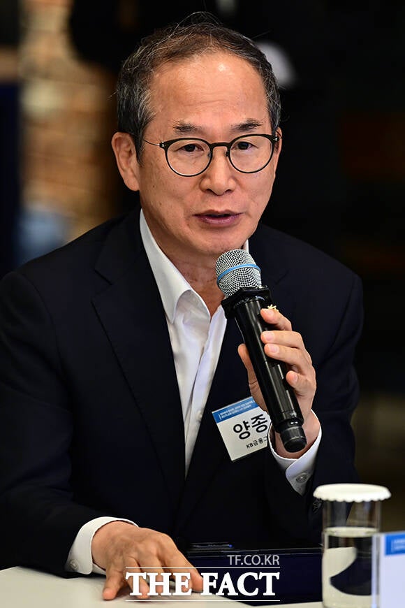 양종희 연임 레이스와 맞물린 지배구조 개편…KB금융 회추위 주목
