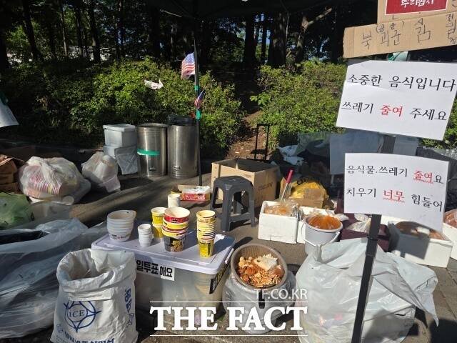 전날 서울 송파구 올림픽공원 핸드볼경기장 1-1 출입구 인근에 컵라면 용기와 음식물 쓰레기가 쌓여 있다.안내문에는 '소중한 음식입니다.쓰레기 줄여주세요' 문구가 적혔다./안디모데 기자