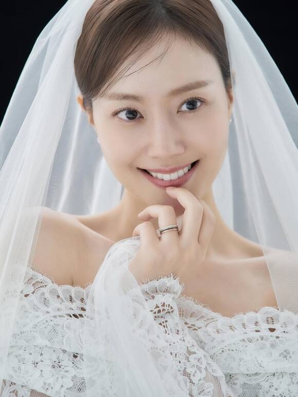 문채원, 28일 비연예인 연인과 결혼…장희진·이준기·김지훈 참석
