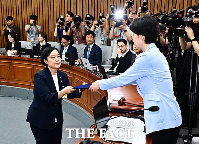 與, 한성숙 총리 후보자 인청보고서 단독 채택…국힘은 불참