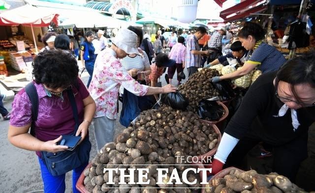 "불황에 뜬다"…금융권, 체크카드로 충성고객 확보전 '점화'