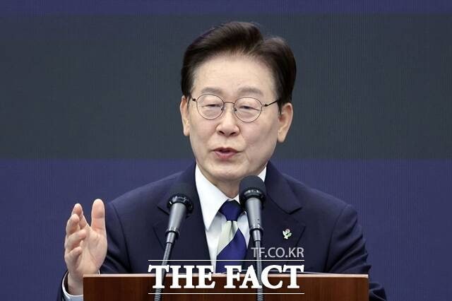 李 <b>대통령</b> "3대 <b>메가 프로젝트</b>가 지지율 위한 정치적 수단?"